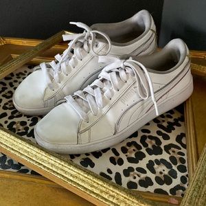 Great condition, vintaged leather, women’s sneaker